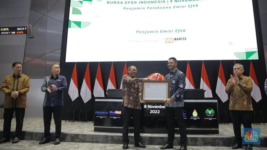 Direksi dan Komisaris PT Menthobi Karyatama Raya Tbk (MKTR) didampingi Direktur Pengawasan Transaksi dan Kepatuhan BEI, Kristian Sihar Manullang (paling kanan) dan M. Khairnadhif Kasyfillah dari Maktour Group (dua dari kanan) saat pencatatan perdana saham MKTR di Main Hall BEI, Selasa (08/11/2022).
