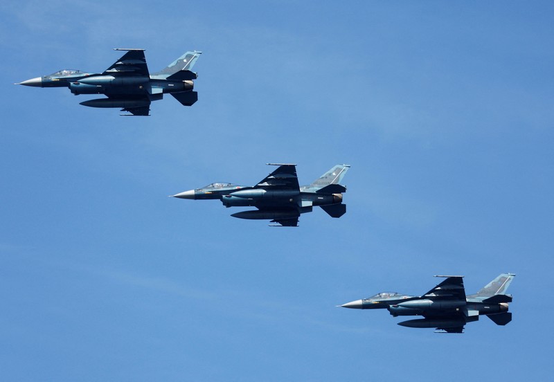 Latihan Militer Jepang dan AS Gambar yang diambil oleh Angkatan Udara Bela Diri Jepang dan dirilis oleh Kantor Staf Gabungan Kementerian Pertahanan Jepang pada 5 November 2022 menunjukkan Pesawat tempur F-2 dari Angkatan Udara Bela Diri Jepang mengadakan latihan militer bersama dengan pesawat pengebom B-1B AS dan pesawat tempur F-16 dari Sayap Tempur ke-35 Jepang di lepas pantai pulau utama paling selatan Jepang, Kyushu, Jepang. (Joint Staff Office of the Defense Ministry of Japan/HANDOUT via REUTERS_