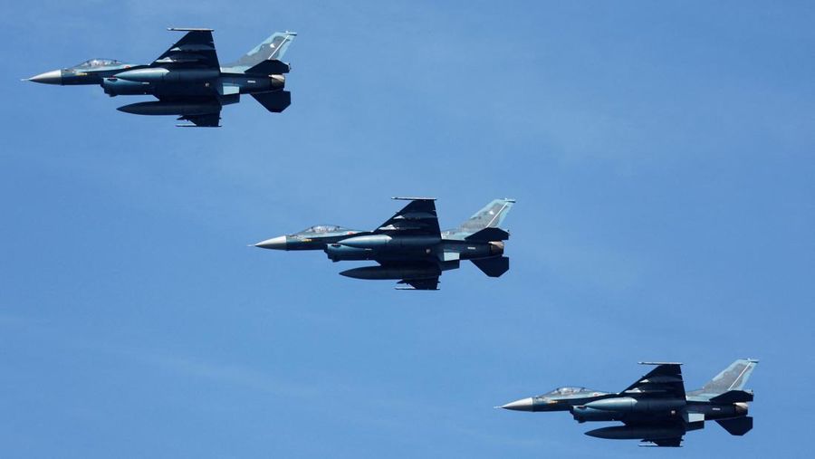 Gambar  yang diambil oleh Angkatan Udara Bela Diri Jepang dan dirilis oleh Kantor Staf Gabungan Kementerian Pertahanan Jepang pada 5 November 2022 menunjukkan Pesawat tempur F-2 dari Angkatan Udara Bela Diri Jepang mengadakan latihan militer bersama dengan pesawat pengebom B-1B AS dan pesawat tempur F-16 dari Sayap Tempur ke-35 Jepang di lepas pantai pulau utama paling selatan Jepang, Kyushu, Jepang. (Joint Staff Office of the Defense Ministry of Japan/HANDOUT via REUTERS_