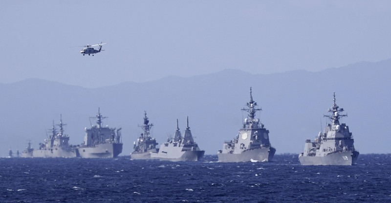 Latihan Militer Jepang dan AS Gambar yang diambil oleh Angkatan Udara Bela Diri Jepang dan dirilis oleh Kantor Staf Gabungan Kementerian Pertahanan Jepang pada 5 November 2022 menunjukkan Pesawat tempur F-2 dari Angkatan Udara Bela Diri Jepang mengadakan latihan militer bersama dengan pesawat pengebom B-1B AS dan pesawat tempur F-16 dari Sayap Tempur ke-35 Jepang di lepas pantai pulau utama paling selatan Jepang, Kyushu, Jepang. (Joint Staff Office of the Defense Ministry of Japan/HANDOUT via REUTERS_