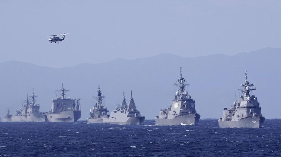 Kapal perusak milik Pasukan Bela Diri Maritim Jepang Asahi (kanan) dan kapal perang lainnya bergabung dalam Parade Armada Internasional di Teluk Sagami, selatan Tokyo, Jepang, Minggu (6/11/2022). Delapan belas kapal perang dari 12 negara, termasuk Amerika Serikat, Australia, Kanada , India, Selandia Baru, Singapura dan Korea Selatan berpartisipasi, sementara Amerika Serikat dan Prancis juga mengirimkan pesawat tempur untuk parade tersebut. (Iori Sagisawa/Kyodo News via AP)