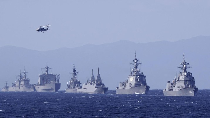 Kapal perusak milik Pasukan Bela Diri Maritim Jepang Asahi (kanan) dan kapal perang lainnya bergabung dalam Parade Armada Internasional di Teluk Sagami, selatan Tokyo, Jepang, Minggu (6/11/2022). Delapan belas kapal perang dari 12 negara, termasuk Amerika Serikat, Australia, Kanada , India, Selandia Baru, Singapura dan Korea Selatan berpartisipasi, sementara Amerika Serikat dan Prancis juga mengirimkan pesawat tempur untuk parade tersebut. (Iori Sagisawa/Kyodo News via AP)