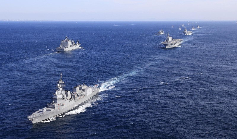 Latihan Militer Jepang dan AS Gambar yang diambil oleh Angkatan Udara Bela Diri Jepang dan dirilis oleh Kantor Staf Gabungan Kementerian Pertahanan Jepang pada 5 November 2022 menunjukkan Pesawat tempur F-2 dari Angkatan Udara Bela Diri Jepang mengadakan latihan militer bersama dengan pesawat pengebom B-1B AS dan pesawat tempur F-16 dari Sayap Tempur ke-35 Jepang di lepas pantai pulau utama paling selatan Jepang, Kyushu, Jepang. (Joint Staff Office of the Defense Ministry of Japan/HANDOUT via REUTERS_