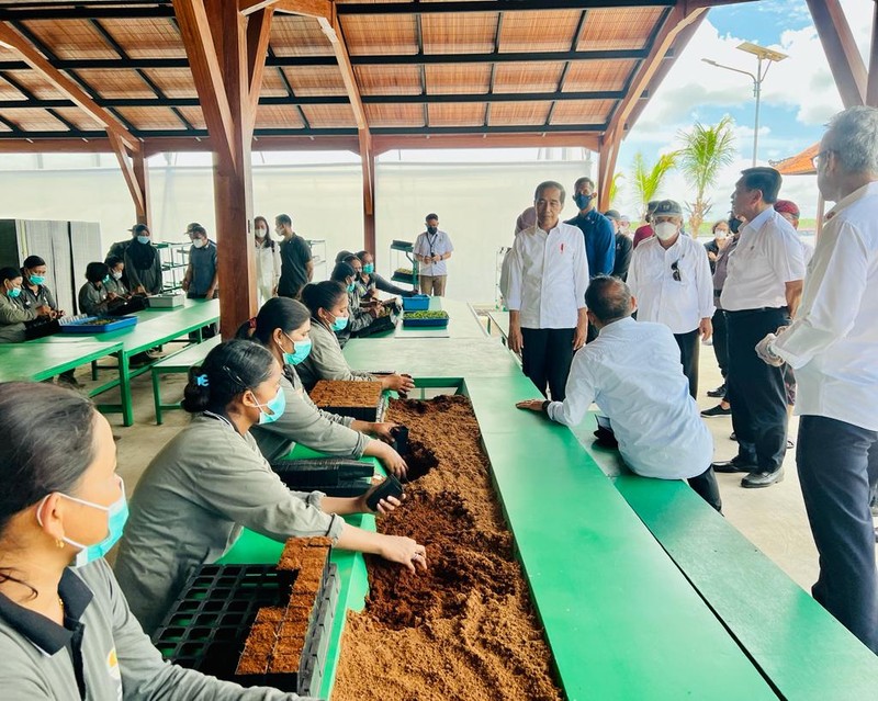 Presiden Joko Widodo (Jokowi) meninjau Taman Hutan Raya (Tahura) Ngurah Rai, Kota Denpasar, Selasa (8/11/2022).  Jokowi secara langsung sejumlah tempat yang akan dijadikan lokasi penyelenggaraan KTT G20. (Foto: Laily Rachev - Biro Pers Sekretariat Presiden)