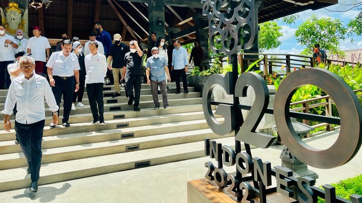 Presiden Joko Widodo (Jokowi) meninjau Taman Hutan Raya (Tahura) Ngurah Rai yang merupakan salah satu tempat yang akan dikunjungi oleh para pemimpin dunia pada KTT G20 2022 di Denpasar, Selasa (8/11/2022).  Jokowi secara langsung sejumlah tempat yang akan dijadikan lokasi penyelenggaraan KTT G20. (Foto: Laily Rachev - Biro Pers Sekretariat Presiden)