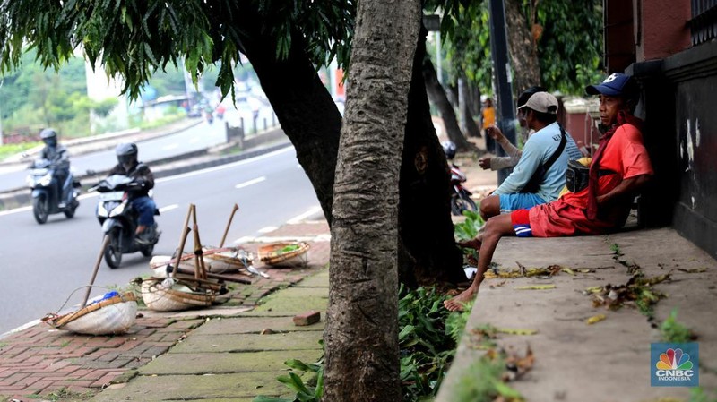 Sejumlah kuli sindang menunggu pesanan proyek galian di Jl. Ciputat Raya, Pd. Pinang, Kec. Kebayoran Lama, Kota Jakarta Selatan, Selasa, (8/11/2022). (CNBC Indonesia/ Muhammad Sabki)
