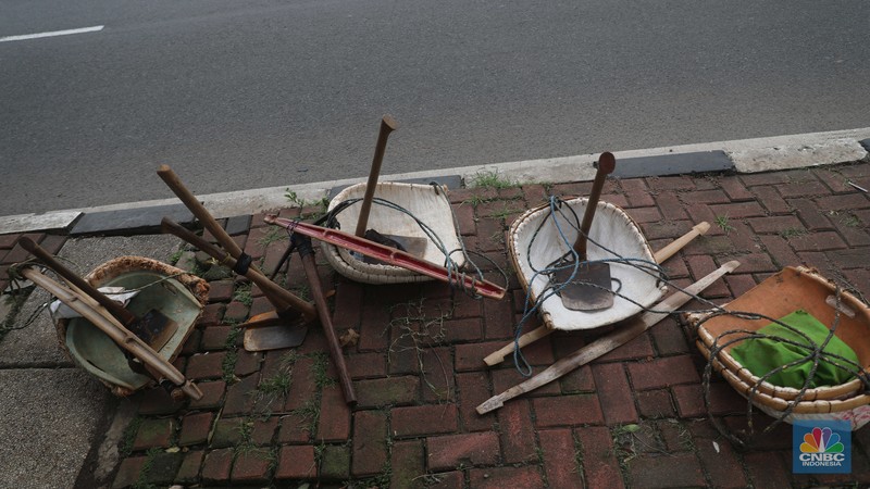 Sejumlah kuli sindang menunggu pesanan proyek galian di Jl. Ciputat Raya, Pd. Pinang, Kec. Kebayoran Lama, Kota Jakarta Selatan, Selasa, (8/11/2022). (CNBC Indonesia/ Muhammad Sabki)