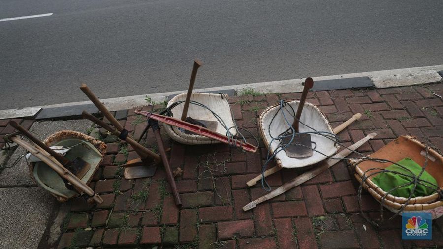 Sejumlah kuli sindang menunggu pesanan proyek galian di Jl. Ciputat Raya, Pd. Pinang, Kec. Kebayoran Lama, Kota Jakarta Selatan, Selasa, (8/11/2022). (CNBC Indonesia/ Muhammad Sabki)