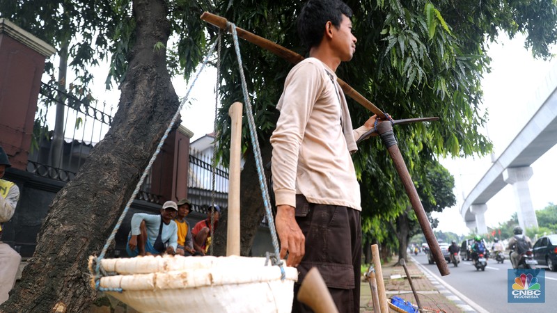 Sejumlah kuli sindang menunggu pesanan proyek galian di Jl. Ciputat Raya, Pd. Pinang, Kec. Kebayoran Lama, Kota Jakarta Selatan, Selasa, (8/11/2022). (CNBC Indonesia/ Muhammad Sabki)