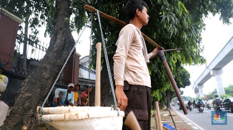 Sejumlah kuli sindang menunggu pesanan proyek galian di Jl. Ciputat Raya, Pd. Pinang, Kec. Kebayoran Lama, Kota Jakarta Selatan, Selasa, (8/11/2022). (CNBC Indonesia/ Muhammad Sabki)