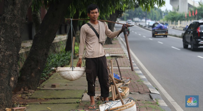 Sejumlah kuli sindang menunggu pesanan proyek galian di Jl. Ciputat Raya, Pd. Pinang, Kec. Kebayoran Lama, Kota Jakarta Selatan, Selasa, (8/11/2022). (CNBC Indonesia/ Muhammad Sabki)