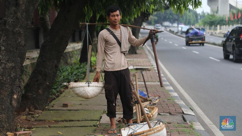 Sejumlah kuli sindang menunggu pesanan proyek galian di Jl. Ciputat Raya, Pd. Pinang, Kec. Kebayoran Lama, Kota Jakarta Selatan, Selasa, (8/11/2022). (CNBC Indonesia/ Muhammad Sabki)