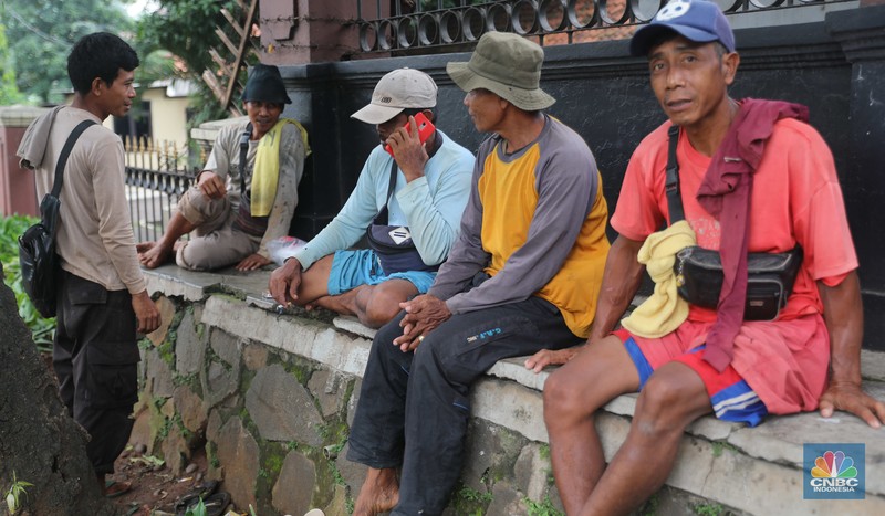 Sejumlah kuli sindang menunggu pesanan proyek galian. Sejumlah kuli sindang menunggu pesanan proyek galian di Jl. Ciputat Raya, Pd. Pinang, Kec. Kebayoran Lama, Kota Jakarta Selatan, Selasa, (8/11/2022). (CNBC Indonesia/ Muhammad Sabki)