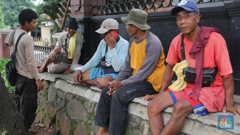 Sejumlah kuli sindang menunggu pesanan proyek galian di Jl. Ciputat Raya, Pd. Pinang, Kec. Kebayoran Lama, Kota Jakarta Selatan, Selasa, (8/11/2022). (CNBC Indonesia/ Muhammad Sabki)