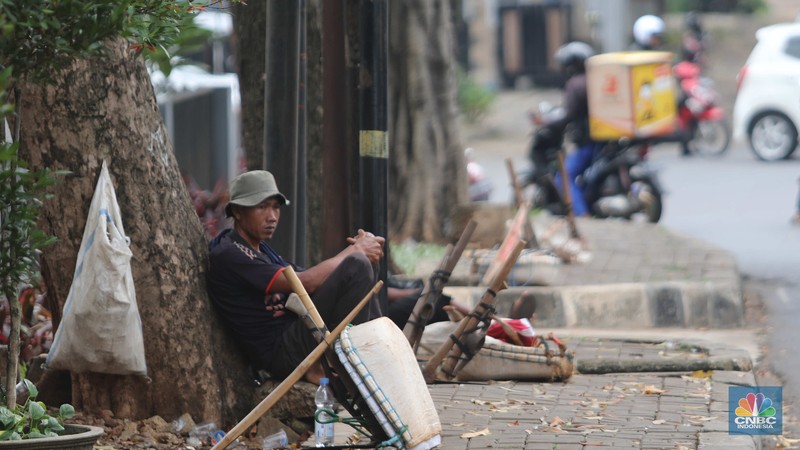 Sejumlah kuli sindang menunggu pesanan proyek galian. Sejumlah kuli sindang menunggu pesanan proyek galian di Jl. Ciputat Raya, Pd. Pinang, Kec. Kebayoran Lama, Kota Jakarta Selatan, Selasa, (8/11/2022). (CNBC Indonesia/ Muhammad Sabki)