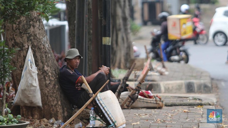 Sejumlah kuli sindang menunggu pesanan proyek galian di Jl. Ciputat Raya, Pd. Pinang, Kec. Kebayoran Lama, Kota Jakarta Selatan, Selasa, (8/11/2022). (CNBC Indonesia/ Muhammad Sabki)