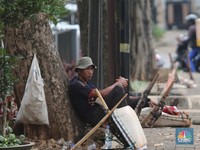 Ekonomi Terbang Nasib Kuli Gali Sindang Tetap Meradang
