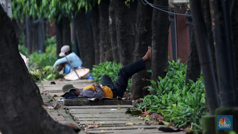 Sejumlah kuli sindang menunggu pesanan proyek galian. Sejumlah kuli sindang menunggu pesanan proyek galian di Jl. Ciputat Raya, Pd. Pinang, Kec. Kebayoran Lama, Kota Jakarta Selatan, Selasa, (8/11/2022). (CNBC Indonesia/ Muhammad Sabki)