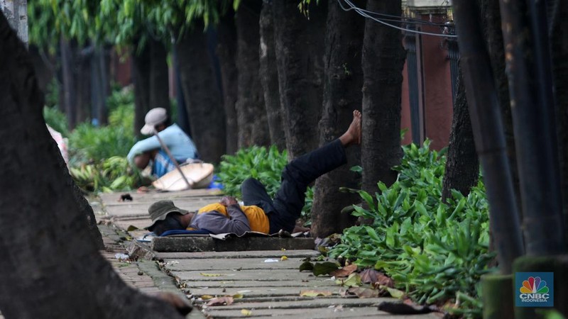 Sejumlah kuli sindang menunggu pesanan proyek galian di Jl. Ciputat Raya, Pd. Pinang, Kec. Kebayoran Lama, Kota Jakarta Selatan, Selasa, (8/11/2022). (CNBC Indonesia/ Muhammad Sabki)
