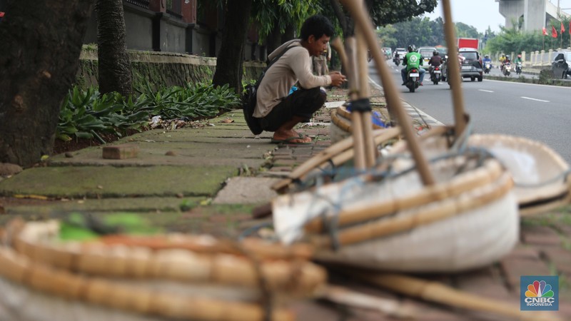 Sejumlah kuli sindang menunggu pesanan proyek galian di Jl. Ciputat Raya, Pd. Pinang, Kec. Kebayoran Lama, Kota Jakarta Selatan, Selasa, (8/11/2022). (CNBC Indonesia/ Muhammad Sabki)
