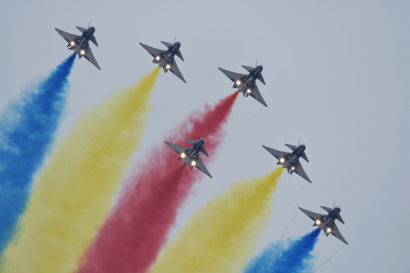 Tim Aerobatik 1 Agustus Angkatan Udara China tampil selama Airshow China di Zhuhai, provinsi Guangdong, China, 8 November 2022. The August 1st Aerobatic Team of the Chinese Air Force performs during the Airshow China in Zhuhai, Guangdong province, China, Nov 8, 2022. (CFOTO/Future Publishing via Getty Images)