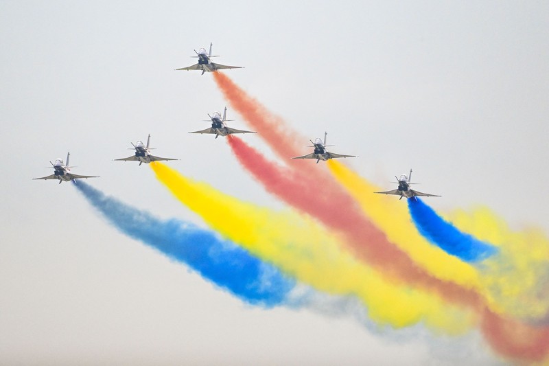 Tim Aerobatik 1 Agustus Angkatan Udara China tampil selama Airshow China di Zhuhai, provinsi Guangdong, China, 8 November 2022. The August 1st Aerobatic Team of the Chinese Air Force performs during the Airshow China in Zhuhai, Guangdong province, China, Nov 8, 2022. (CFOTO/Future Publishing via Getty Images)