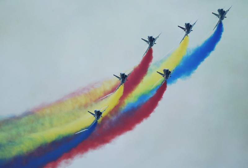 Tim Aerobatik 1 Agustus Angkatan Udara China tampil selama Airshow China di Zhuhai, provinsi Guangdong, China, 8 November 2022. The August 1st Aerobatic Team of the Chinese Air Force performs during the Airshow China in Zhuhai, Guangdong province, China, Nov 8, 2022. (CFOTO/Future Publishing via Getty Images)