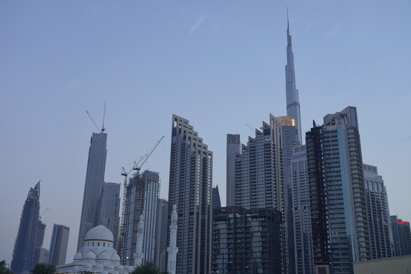 8 Boulevard Walk bertingkat tinggi, kanan bawah, menunjukkan kerusakan akibat kebakaran dengan Burj Khalifa, gedung tertinggi di dunia, terlihat di belakangnya di Dubai, Uni Emirat Arab, Senin, 7 November 2022. The high-rise 8 Boulevard Walk, bottom right, shows fire damage with the Burj Khalifa, the world's tallest building, seen behind it in Dubai, United Arab Emirates, Monday, Nov. 7, 2022. A fire broke out early Monday morning at a 35-story high-rise building in Dubai near the Burj Khalifa, the world's tallest building. (AP Photo/Jon Gambrell)
