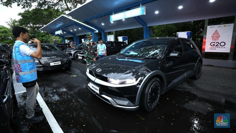 G20 juga menjadi wujud komitmen dalam green energy Pemerintah Indonesia dengan menyiapkan kendaraan listrik, baik bagi para Pemimpin, delegasi resmi, maupun jurnalis, untuk berkegiatan di kawasan Nusa Dua. (CNBC Indonesia/Tri Susilo)