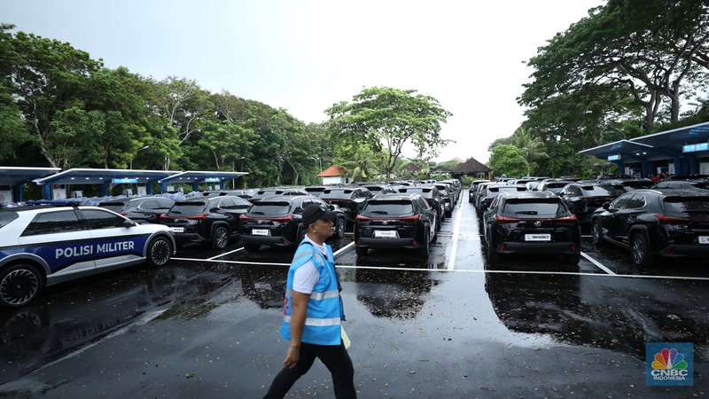 G20 juga menjadi wujud komitmen dalam green energy Pemerintah Indonesia dengan menyiapkan kendaraan listrik, baik bagi para Pemimpin, delegasi resmi, maupun jurnalis, untuk berkegiatan di kawasan Nusa Dua. G20 juga menjadi wujud komitmen dalam green energy Pemerintah Indonesia dengan menyiapkan kendaraan listrik, baik bagi para Pemimpin, delegasi resmi, maupun jurnalis, untuk berkegiatan di kawasan Nusa Dua. (CNBC Indonesia/Tri Susilo)