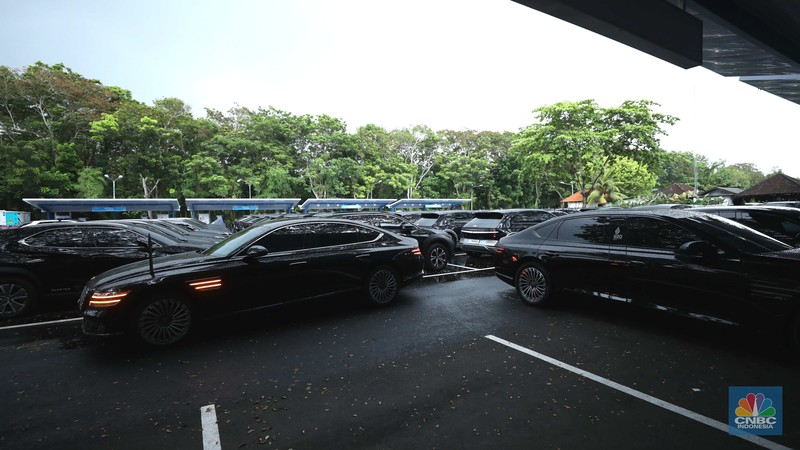 G20 juga menjadi wujud komitmen dalam green energy Pemerintah Indonesia dengan menyiapkan kendaraan listrik, baik bagi para Pemimpin, delegasi resmi, maupun jurnalis, untuk berkegiatan di kawasan Nusa Dua. G20 juga menjadi wujud komitmen dalam green energy Pemerintah Indonesia dengan menyiapkan kendaraan listrik, baik bagi para Pemimpin, delegasi resmi, maupun jurnalis, untuk berkegiatan di kawasan Nusa Dua. (CNBC Indonesia/Tri Susilo)