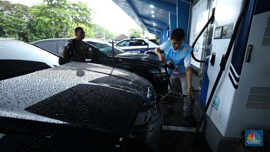 G20 juga menjadi wujud komitmen dalam green energy Pemerintah Indonesia dengan menyiapkan kendaraan listrik, baik bagi para Pemimpin, delegasi resmi, maupun jurnalis, untuk berkegiatan di kawasan Nusa Dua. (CNBC Indonesia/Tri Susilo)