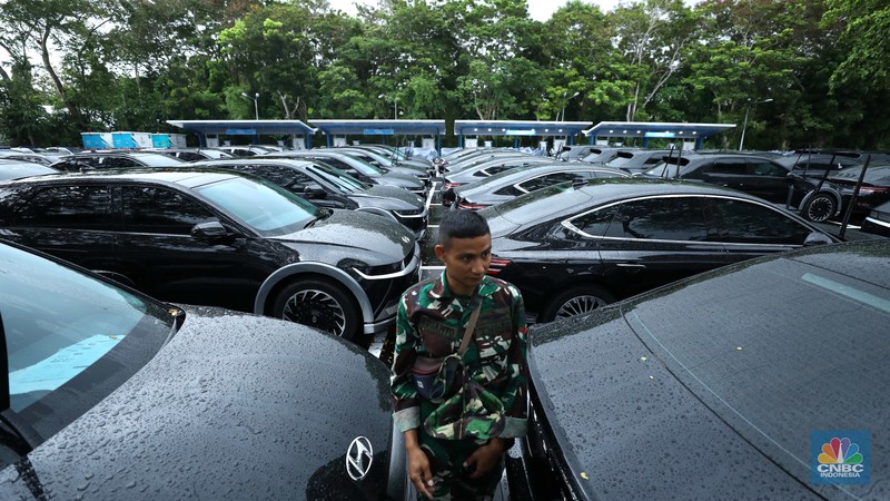 G20 juga menjadi wujud komitmen dalam green energy Pemerintah Indonesia dengan menyiapkan kendaraan listrik, baik bagi para Pemimpin, delegasi resmi, maupun jurnalis, untuk berkegiatan di kawasan Nusa Dua. G20 juga menjadi wujud komitmen dalam green energy Pemerintah Indonesia dengan menyiapkan kendaraan listrik, baik bagi para Pemimpin, delegasi resmi, maupun jurnalis, untuk berkegiatan di kawasan Nusa Dua. (CNBC Indonesia/Tri Susilo)