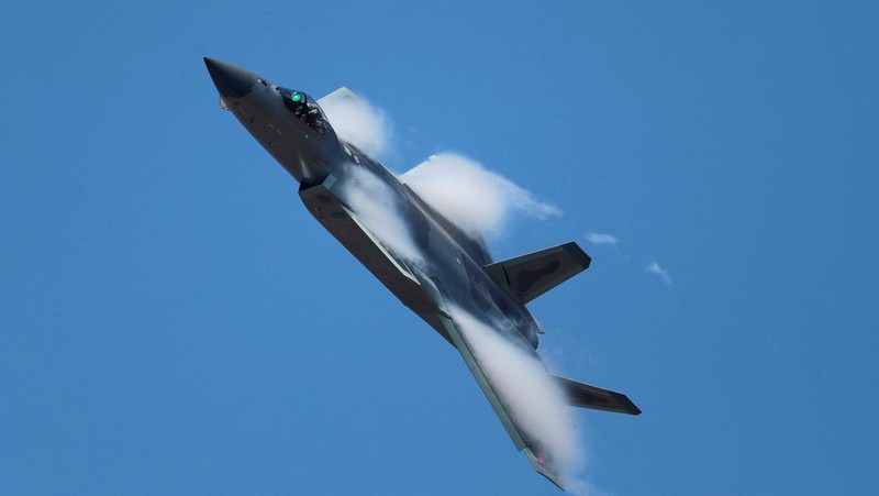 Pengunjung berkumpul untuk mengambil gambar jet tempur siluman J-20 selama Pameran Penerbangan dan Antariksa Internasional China ke-14 di Zhuhai di provinsi Guangdong, China selatan, Selasa (8/11/202). China menampilkan generasi jet tempur terbarunya. (Lu Hanxin/Xinhua via AP)