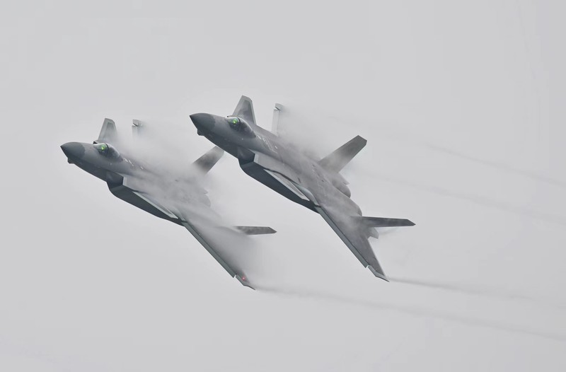 Jet tempur siluman J-20 Angkatan Udara Tentara Pembebasan Rakyat China Pengunjung berkumpul untuk mengambil gambar jet tempur siluman J-20 selama Pameran Penerbangan dan Antariksa Internasional China ke-14 di Zhuhai di provinsi Guangdong, China selatan, Selasa (8/11/202). China menampilkan generasi jet tempur terbarunya. (Lu Hanxin/Xinhua via AP)