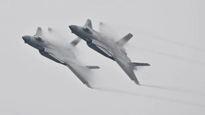 Pengunjung berkumpul untuk mengambil gambar jet tempur siluman J-20 selama Pameran Penerbangan dan Antariksa Internasional China ke-14 di Zhuhai di provinsi Guangdong, China selatan, Selasa (8/11/202). China menampilkan generasi jet tempur terbarunya. (Lu Hanxin/Xinhua via AP)