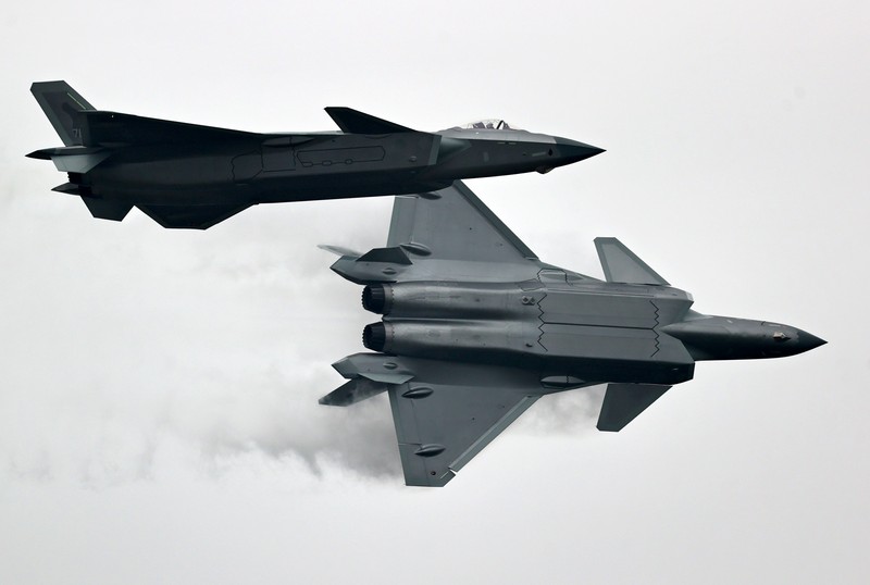 Jet tempur siluman J-20 Angkatan Udara Tentara Pembebasan Rakyat China Pengunjung berkumpul untuk mengambil gambar jet tempur siluman J-20 selama Pameran Penerbangan dan Antariksa Internasional China ke-14 di Zhuhai di provinsi Guangdong, China selatan, Selasa (8/11/202). China menampilkan generasi jet tempur terbarunya. (Lu Hanxin/Xinhua via AP)