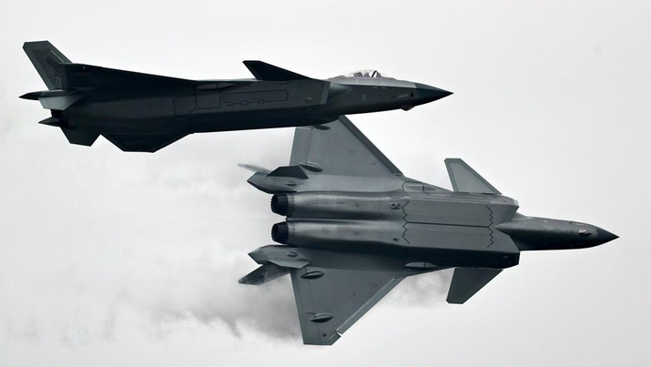 Jet tempur siluman J-20 Angkatan Udara Tentara Pembebasan Rakyat China Dua jet tempur J-20 tampil di langit pada hari pembukaan Pameran Penerbangan dan Antariksa Internasional China ke-14, atau Airshow China 2022 di Zhuhai di provinsi Guangdong, China selatan, Selasa (8/11/202). China menampilkan generasi jet tempur terbarunya. (Photo by Zhou Guoqiang/VCG via Getty Images)