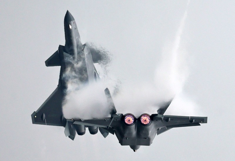 Jet tempur siluman J-20 Angkatan Udara Tentara Pembebasan Rakyat China Pengunjung berkumpul untuk mengambil gambar jet tempur siluman J-20 selama Pameran Penerbangan dan Antariksa Internasional China ke-14 di Zhuhai di provinsi Guangdong, China selatan, Selasa (8/11/202). China menampilkan generasi jet tempur terbarunya. (Lu Hanxin/Xinhua via AP)