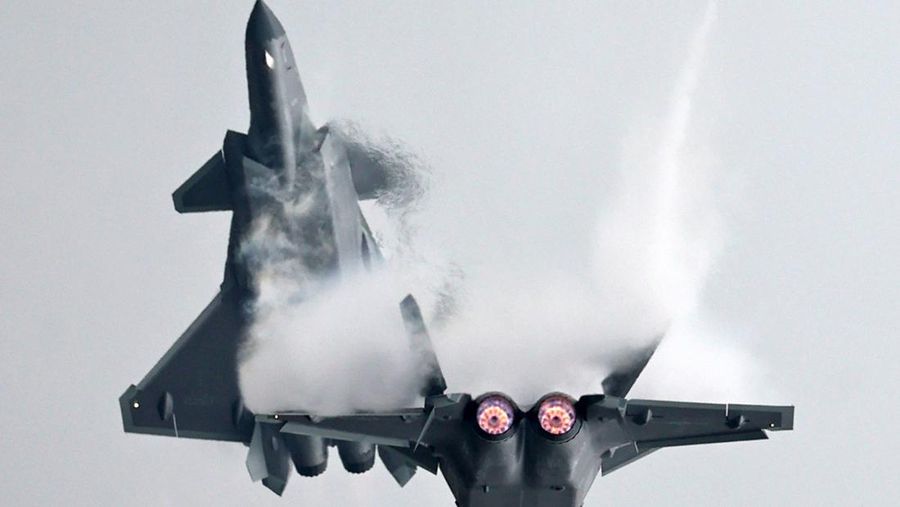 Dua jet tempur J-20  tampil di langit pada hari pembukaan Pameran Penerbangan dan Antariksa Internasional China ke-14, atau Airshow China 2022  di Zhuhai di provinsi Guangdong, China selatan, Selasa (8/11/202). China menampilkan generasi jet tempur terbarunya. (Photo by Zhou Guoqiang/VCG via Getty Images)