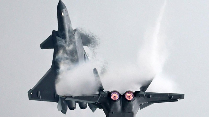 Pengunjung berkumpul untuk mengambil gambar jet tempur siluman J-20 selama Pameran Penerbangan dan Antariksa Internasional China ke-14 di Zhuhai di provinsi Guangdong, China selatan, Selasa (8/11/202). China menampilkan generasi jet tempur terbarunya. (Lu Hanxin/Xinhua via AP)