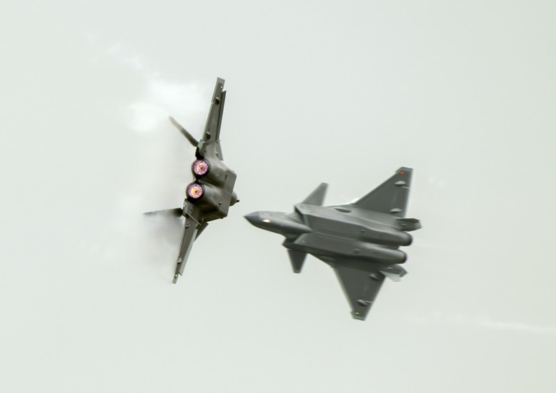 Pengunjung berkumpul untuk mengambil gambar jet tempur siluman J-20 selama Pameran Penerbangan dan Antariksa Internasional China ke-14 di Zhuhai di provinsi Guangdong, China selatan, Selasa (8/11/202). China menampilkan generasi jet tempur terbarunya. (Lu Hanxin/Xinhua via AP)