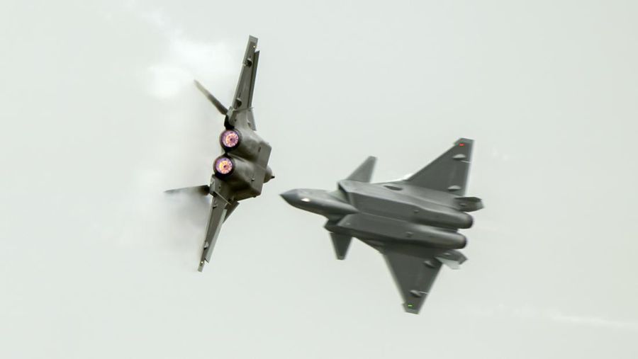 Pengunjung berkumpul untuk mengambil gambar jet tempur siluman J-20 selama Pameran Penerbangan dan Antariksa Internasional China ke-14 di Zhuhai di provinsi Guangdong, China selatan, Selasa (8/11/202). China menampilkan generasi jet tempur terbarunya. (Lu Hanxin/Xinhua via AP)