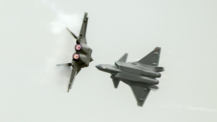 Jet tempur siluman J-20 tampil di langit pada hari pembukaan Pameran Penerbangan dan Antariksa Internasional China ke-14, atau Airshow China 2022, pada 8 November 2022 di Zhuhai, Provinsi Guangdong, China. (Foto oleh VCG/VCG via Getty Images)
