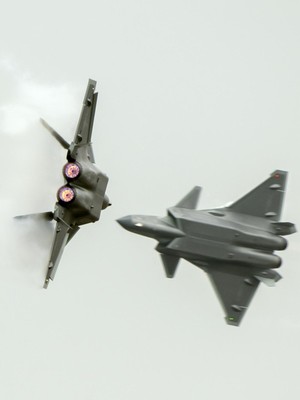 Jet tempur siluman J-20 tampil di langit pada hari pembukaan Pameran Penerbangan dan Antariksa Internasional China ke-14, atau Airshow China 2022, pada 8 November 2022 di Zhuhai, Provinsi Guangdong, China. (Foto oleh VCG/VCG via Getty Images)