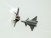 Jet tempur siluman J-20 tampil di langit pada hari pembukaan Pameran Penerbangan dan Antariksa Internasional China ke-14, atau Airshow China 2022, pada 8 November 2022 di Zhuhai, Provinsi Guangdong, China. (Foto oleh VCG/VCG via Getty Images)