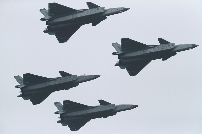 Jet tempur siluman J-20 Angkatan Udara Tentara Pembebasan Rakyat China Pengunjung berkumpul untuk mengambil gambar jet tempur siluman J-20 selama Pameran Penerbangan dan Antariksa Internasional China ke-14 di Zhuhai di provinsi Guangdong, China selatan, Selasa (8/11/202). China menampilkan generasi jet tempur terbarunya. (Lu Hanxin/Xinhua via AP)