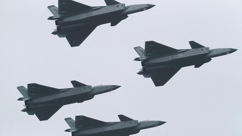 Pengunjung berkumpul untuk mengambil gambar jet tempur siluman J-20 selama Pameran Penerbangan dan Antariksa Internasional China ke-14 di Zhuhai di provinsi Guangdong, China selatan, Selasa (8/11/202). China menampilkan generasi jet tempur terbarunya. (Lu Hanxin/Xinhua via AP)