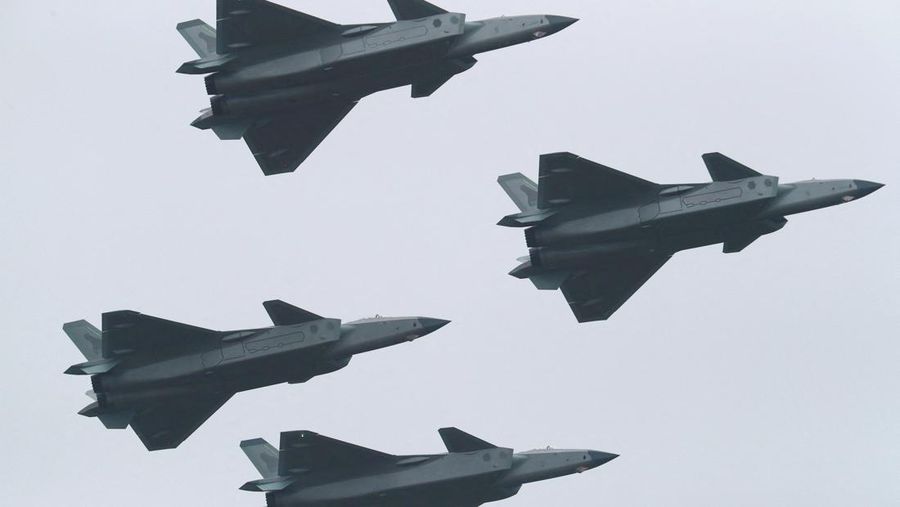 Jet tempur siluman J-20 Angkatan Udara Tentara Pembebasan Rakyat China (PLA) tampil dalam formasi di Pameran Penerbangan dan Dirgantara Internasional China, atau Airshow China, di Zhuhai, Guangdong, China, Selasa (8/11/2022). (China Daily via REUTERS)