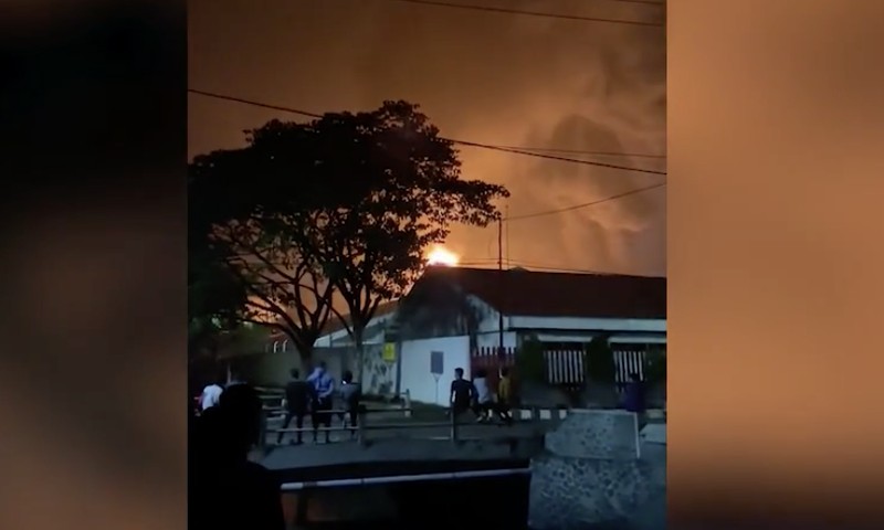 Kebakaran melanda pabrik Gudang Garam Kediri, Jawa Timur. Peristiwa tersebut terekam dalam sebuah video yang memperlihatkan bumbungan api di lokasi kejadian. (Tangkapan Layar 20Detik.com)